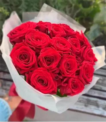 Ramo con 15 rosas rojas.