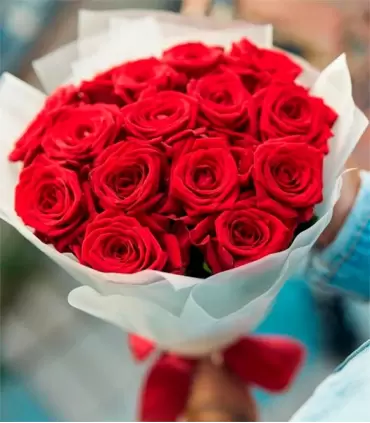 Ramo con 15 rosas rojas, lado derecho.