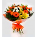 Ramo de flores primaverales, con 5 rosas, 5 gerberas, 5 liliums y maules.
