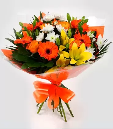 Ramo de flores primaverales, con 5 rosas, 5 gerberas, 5 liliums y maules.