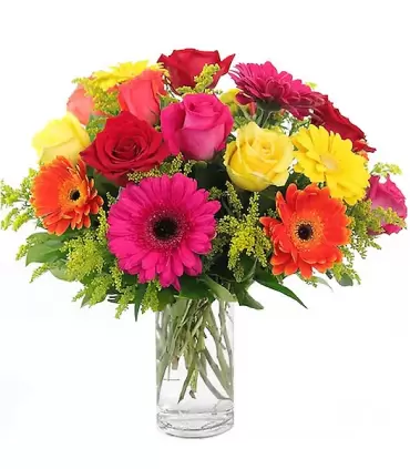 Florero con rosas y gerberas surtidas.