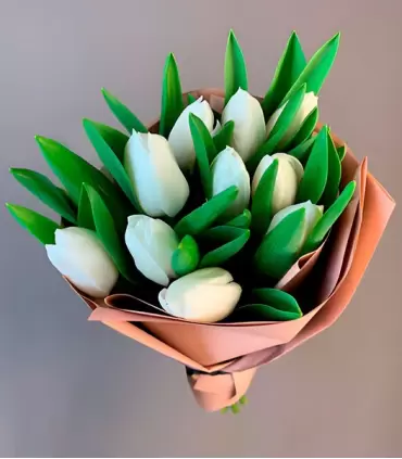 Ramo de 10 tulipanes blancos.