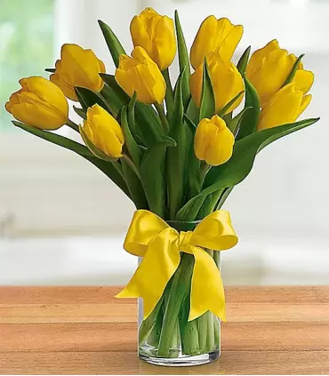 Florero con 10 tulipanes amarillos.