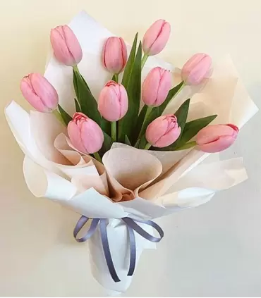 Ramo con 10 tulipanes rosados.