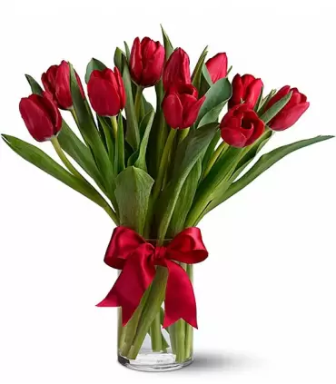 Florero con 10 tulipanes rojos.