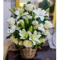 Canastillo de flores blancas con 5 rosas blancas, 5 liliums blancos y maules.