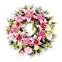 Corona de flores rosadas con 5 rosas, 5 liliums y 5 gerberas.
