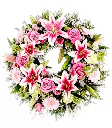 Corona de flores rosadas con 5 rosas, 5 liliums y 5 gerberas.