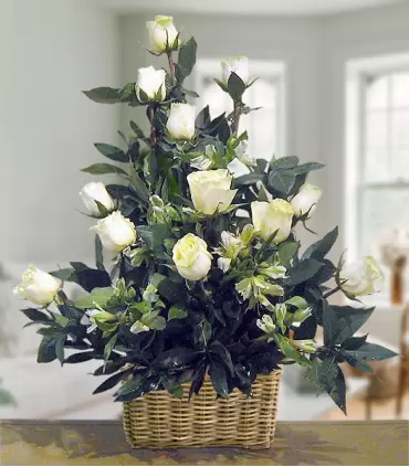 Canasta con 12 rosas fúnebres