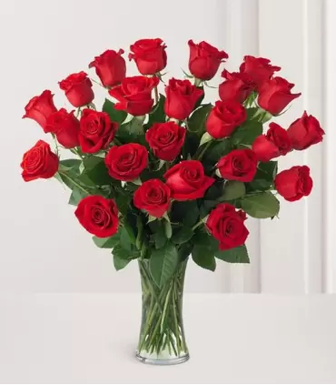 Florero con 24 rosas rojas, color de rosas a elección.