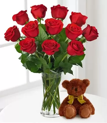 Florero con 12 rosas rojas y oso de peluche para regalo.