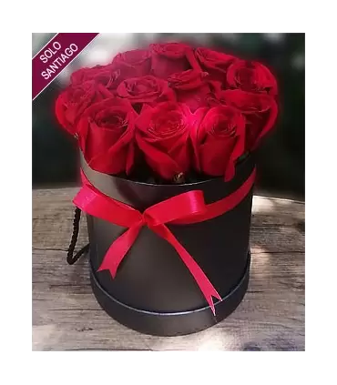 Caja redonda con 12 rosas rojas.