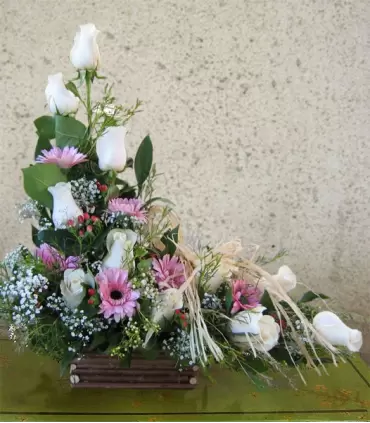 Arreglo Ikebana con 12 rosas blancas y 6 gerberas.